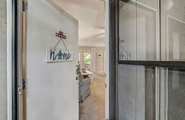 Secluded Condo with Peaceful Wooded Views and Easy Access to the Beach by RedAwning - Foto 28