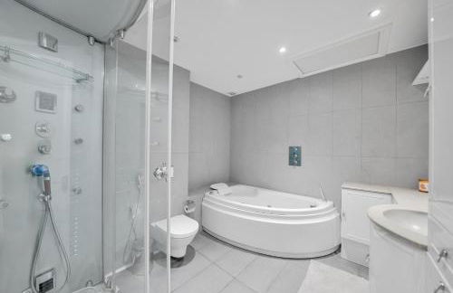 Lux 5 Bed sleeps 11, 10 mins from Wembley Stadium, Jacuzzi and Steam Shower - Photo 16