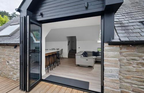 CORN FLOUR LODGE at PITKERRO MILL with HOT TUB 3 double bedrooms with TVs, 1 en-suite, 2 further bathrooms, fully equipped kitchen, large family dining area, FREE parking, WiFi, private garden, short, mid,longterm stays available with HONEYCOMB HOSTS - Foto 21