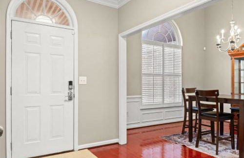 Private Fenced Yard • Sleeps 10 • Mins to Malls - Foto 12