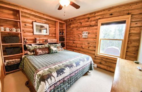 Secluded Log Cabin with Views & Hot Tub, Foosball, Wood Stove - Heavenly Homestead - Foto 33