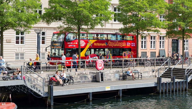 Autobús turístico de Copenhague + Paseo en barco - Foto 5, El autobús turístico de Copenhague circulando por la ciudad