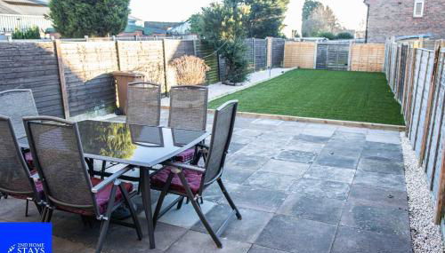 2ndHomeStays-Walsall- A Charming 3-Bed Home with Landscape View - Suitable for Contractors and Families -Large Parking for 3 Vans - Sleeps 7- 7 mins to J10 M6 and 21 mins to Birmingham - Foto 2, Garden