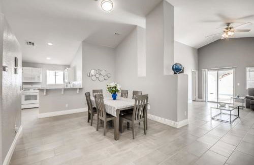 Luxurious House With A Pool, Spa, and Patio, Sleeps 6 Comfortably - Foto 23