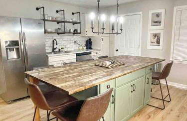 Charming Family Retreat Near Parks Fire Pit & Games - Photo 2