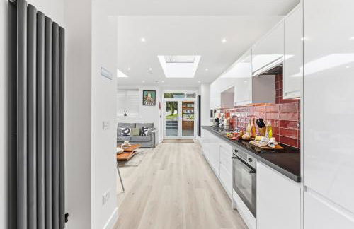 Stylish Home - Pool table, Virgin TV, Fast Wifi, Garden and Self-Check-In by Yoko Property - Photo 13