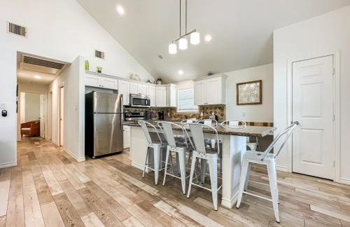 3BR Beach Retreat - Tiki Bar, Ocean Deck, Pet-Friendly & Sleeps 10 - Foto 13