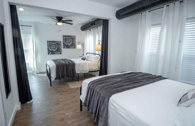 Huge Remodeled 5BR 4BA House Sleeps 20 Downtown - Photo 16