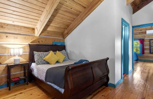 Beautiful Rustic Cabin Surrounded by Nature with Incredible Views and a Wrap-Around Deck for an Amazing Glamping Experience in Marshall, NC - Foto 23