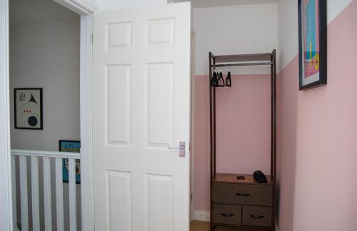 3x Bed Elegant House with Private Parking - Photo 7