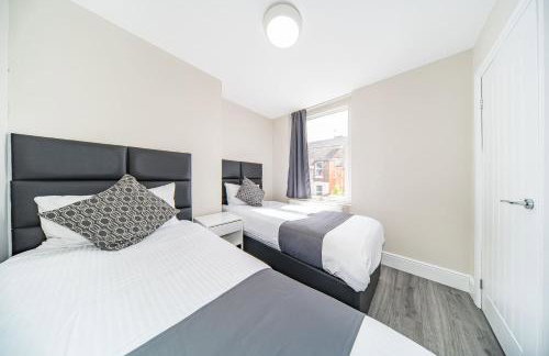 RYAN AIR I BNB - Huge 4 Bedroom House with Free Parking - Foto 28