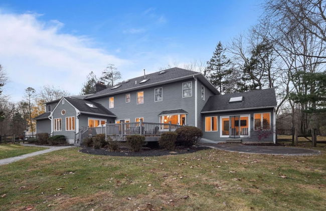 Elegant Spring Stay on Peaceful Retreat - Photo 2