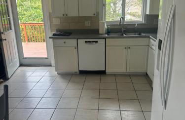 Spacious and Walk to the Beach with Central AC and Outdoor Shower - Photo 11