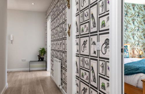 Central comfort and explore nearby cafes - Photo 8