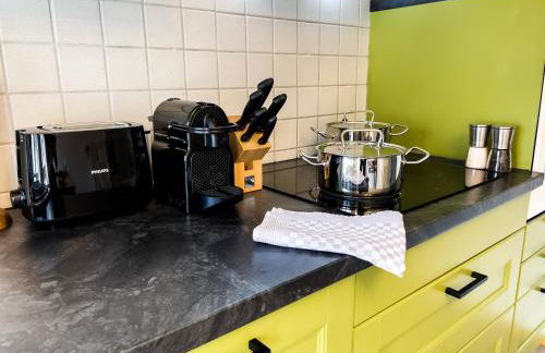 KUELhome - STYLISCHE ZENTRALE WOHNUNG MIT KÜCHE UND PARKPLATZ IN SEITENSTRAẞE - Foto 24