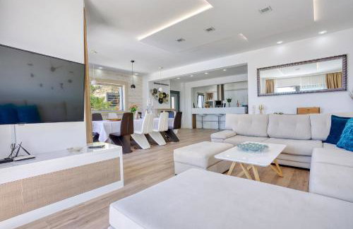 LUXURY VILLA PARADISE 120m from sandy beach, heated pool, billiard, max 12 pax - Foto 11