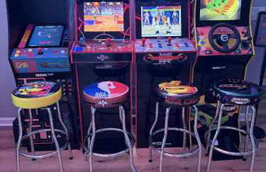 Open Plan Arcade Home with Natural Hardwoods Sleeps 10 - Foto 2