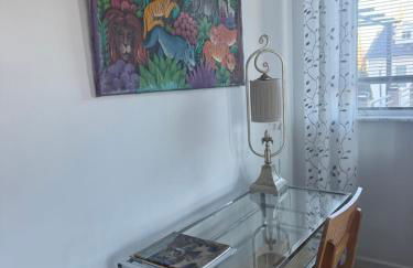 One bedroom with modern kitchen, balcony with water view - Foto 17