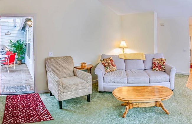 Oak Hideaway Cottage- 1.5 Blocks to OSF - Photo 5