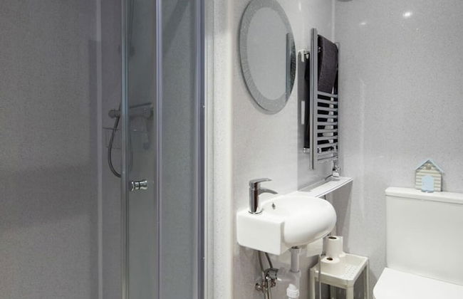 Stunning Beachfront Apt w Balcony Sea Views - Foto 67