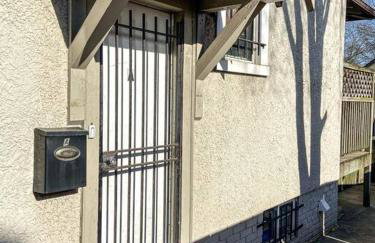 Rare Find Spacious Basement Apartment with Parking - Foto 10