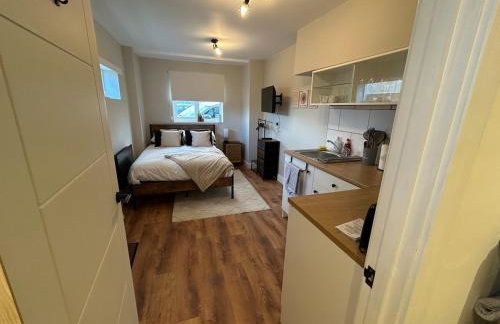 Modern cosy studio near Luton airport, free parking - Foto 1