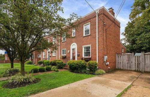 Charming Townhouse Retreat by CozySuites - Foto 32