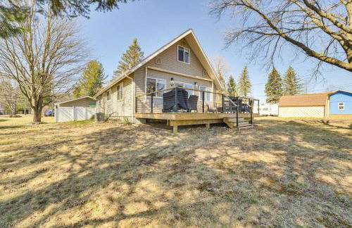Deck and Scenic Views Lakefront Cottage in Hale! - Foto 24