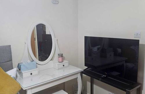 Edinburgh city centre one private bedroom in shared apartment with private bathroom with free car parking - Foto 1