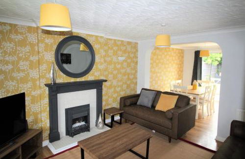 3 Bed Detached - Sleeps 5 - Private Garden & Parking Plus Garage - Quiet Cul De Sac Location - Dog Friendly - Fast Wifi - Close to Motorway Access - Foto 3