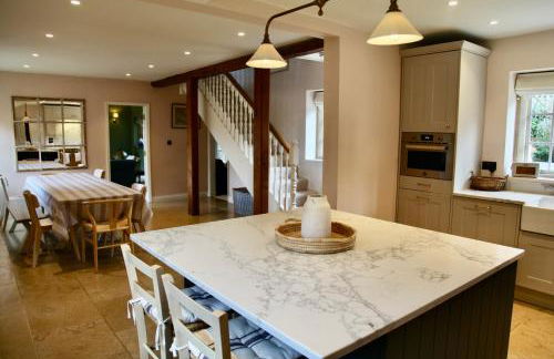 Spacious Cotswold Home for Groups, Country Escape - Photo 7