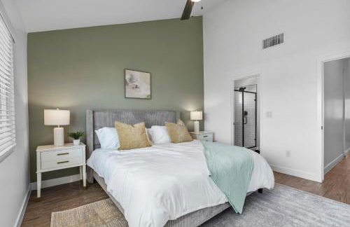 Stylish Phoenix Suite by Zenia Stays - Central & Cozy Escape - Foto 17