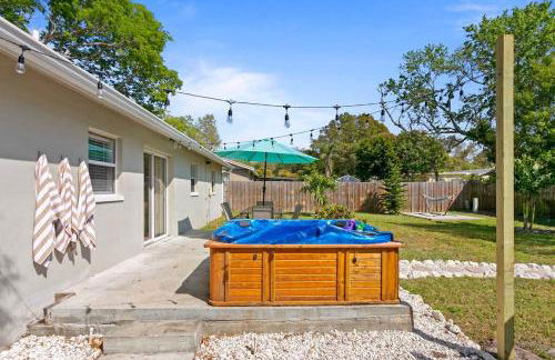 Sunny Palm Cottage W/ Hot Tub + Fire Pit + Grill + 10 to Beach! - Foto 19