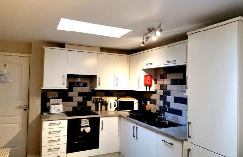 Sunflower Apartment, Family accommodation Near Tenby in Pembrokeshire - Photo 2