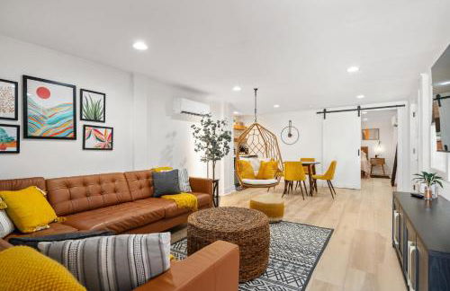 Couples Retreat with Hot Tub, Beach Cruisers, Spa Bath - Foto 1