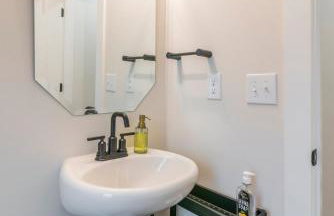 Spacious 4BR Near UNC Charlotte & Major Venues - Foto 15