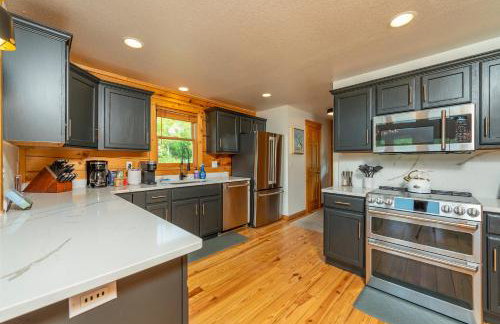 Whiskey Hills - Newly Remodeled Luxury Cabin with Hot Tub, Incredible Views close to Asheville, walk to Hatley Pointe & Ski! - Foto 17