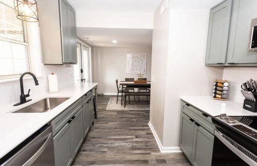 Newly Renovated, Dog Friendly, Stocked Kitchen - Foto 20