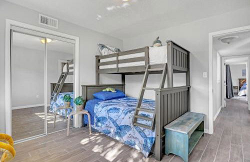 Vibrant Coastal Cottage with Pool - Foto 28