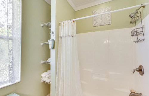 Lovely Carrabelle Home with Lake Views and Pool Access - Foto 15