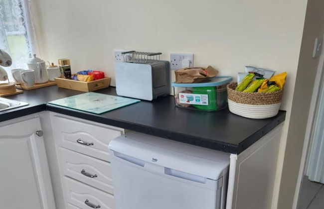 Charming 1-bed Apartment in Barefield - Photo 6