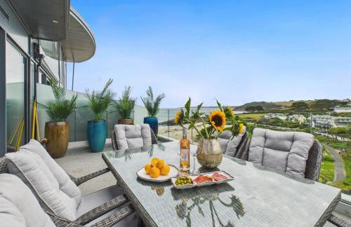 Skydeck at The Liner – Stylish 2-Bed / 2-Bath Top Floor with Panoramic Sea Views - Foto 18