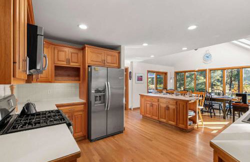 Spacious Home with Direct Pond Access! - Foto 11