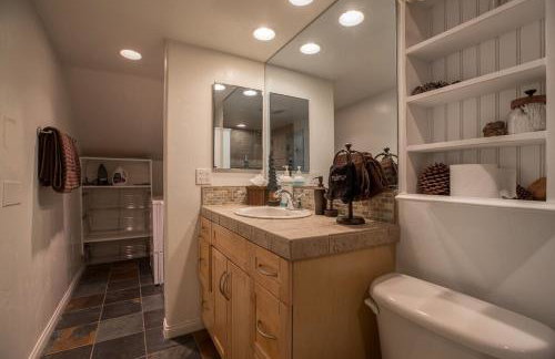 Mammoth Basecamp Condo with Views near Village with AC and Fireplace - Foto 26