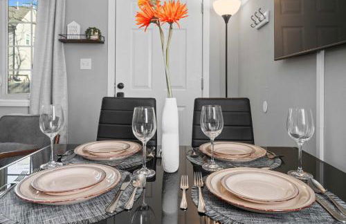 5 Min to Downtown - 7 to Duke - Washer and Dryer - Photo 4