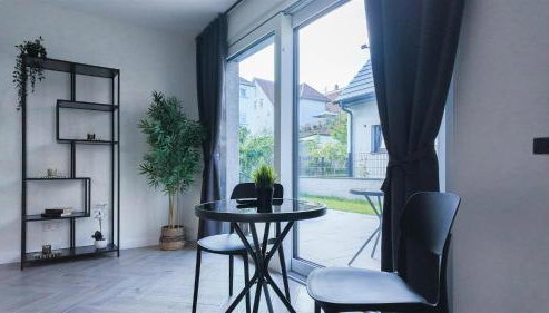 ALFA Stuttgart Doppelzimmer mit Teeküche und Terrasse Porsche Bosch l Gemeinschaftsbad WIFI SmartTV l Double room with kitchenette and terrace l shared bathroom BS21A5 - Foto 5