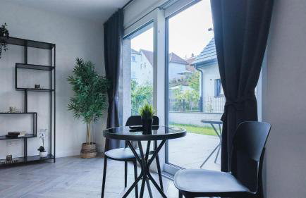 ALFA Stuttgart Doppelzimmer mit Teeküche und Terrasse Porsche Bosch l Gemeinschaftsbad WIFI SmartTV l Double room with kitchenette and terrace l shared bathroom BS21A5 - Foto 5