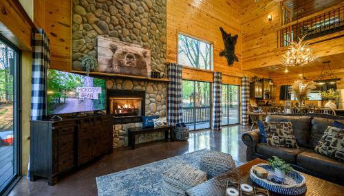 Hickory Bear - Cabin surrounded by pines, Sleeps 10, Hot Tub, Fire Pit, Arcade, Foosball Table & Deck Slide - Foto 2