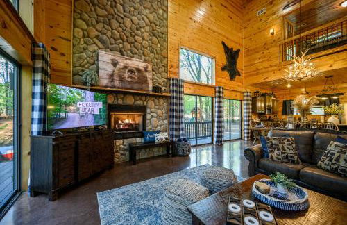 Hickory Bear - Cabin surrounded by pines, Sleeps 10, Hot Tub, Fire Pit, Arcade, Foosball Table & Deck Slide - Photo 2