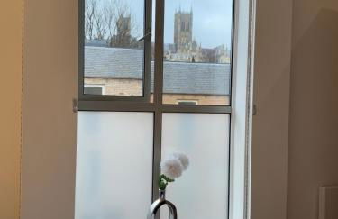 Central, modern and peaceful, lovely Cathedral views, two-bed apartment with 40" smart TV & free onsite parking - Foto 13